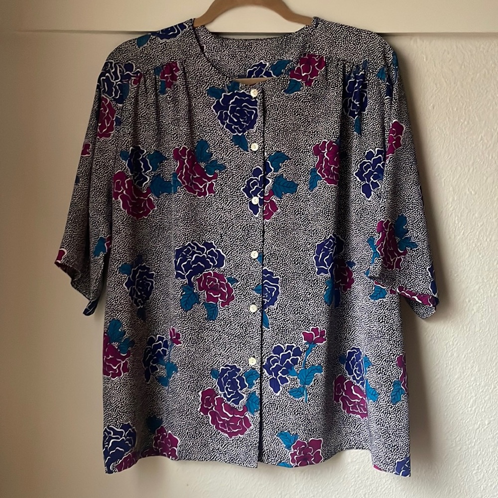 Vintage gorgeous mixed media style button down short sleeve blouse